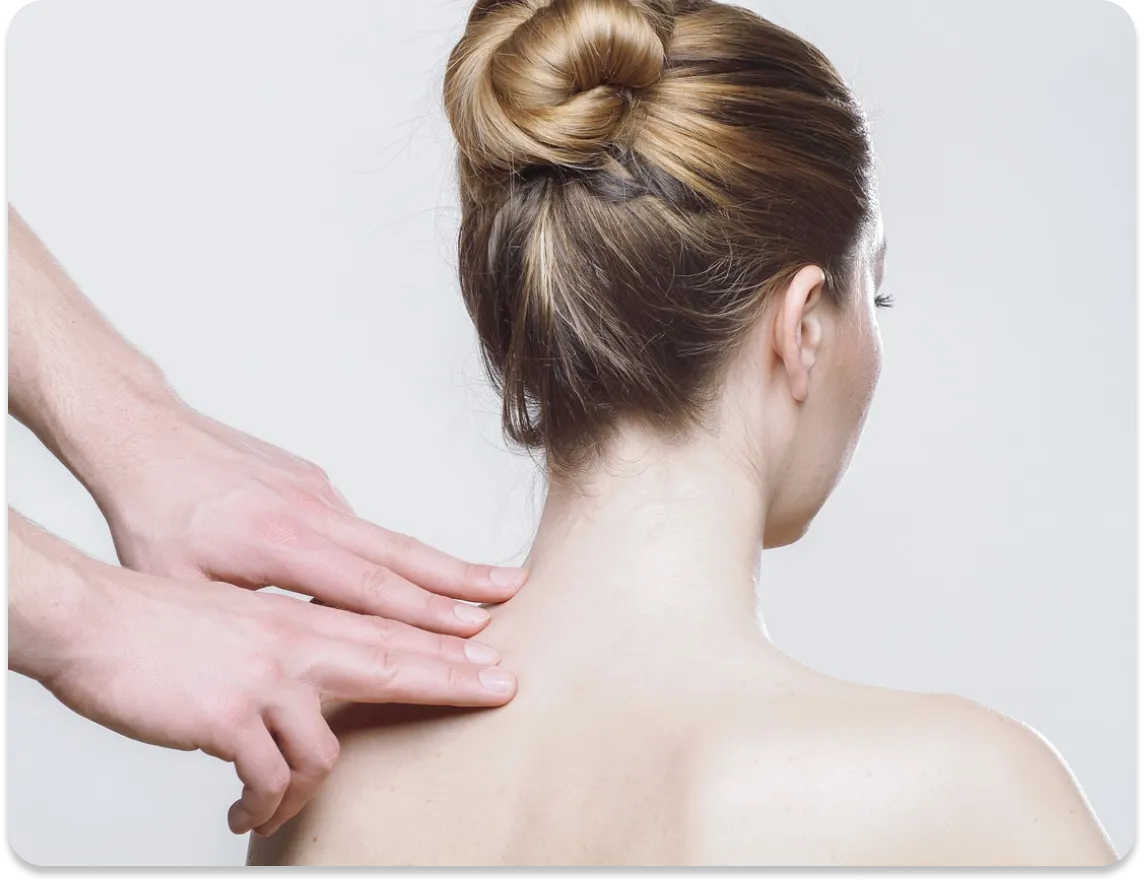 Mujer recibiendo terapia física